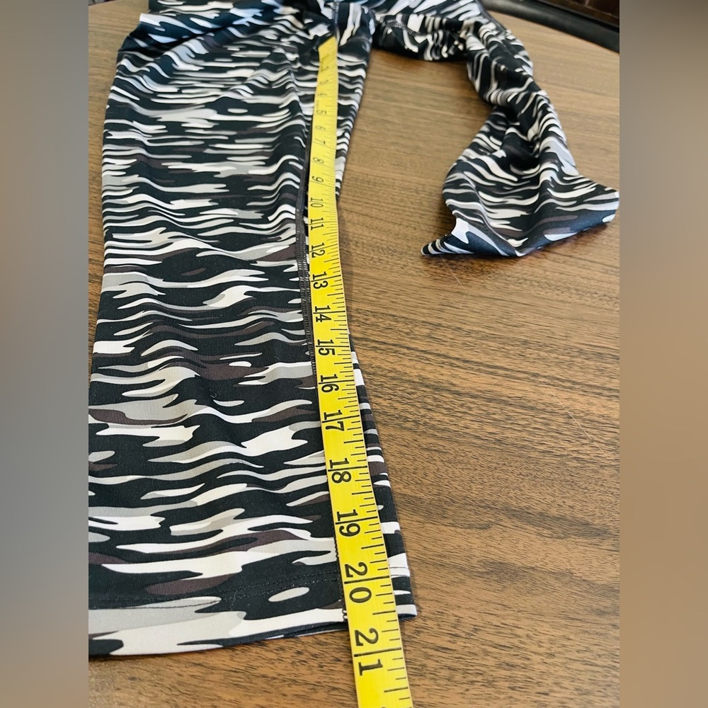 Nike Black and Gray Patterned Leggings - Picture 8 of 8